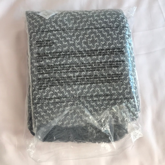 Black and White Comfy Throw Blanket with Geometric Patterns - Picture 4 of 4